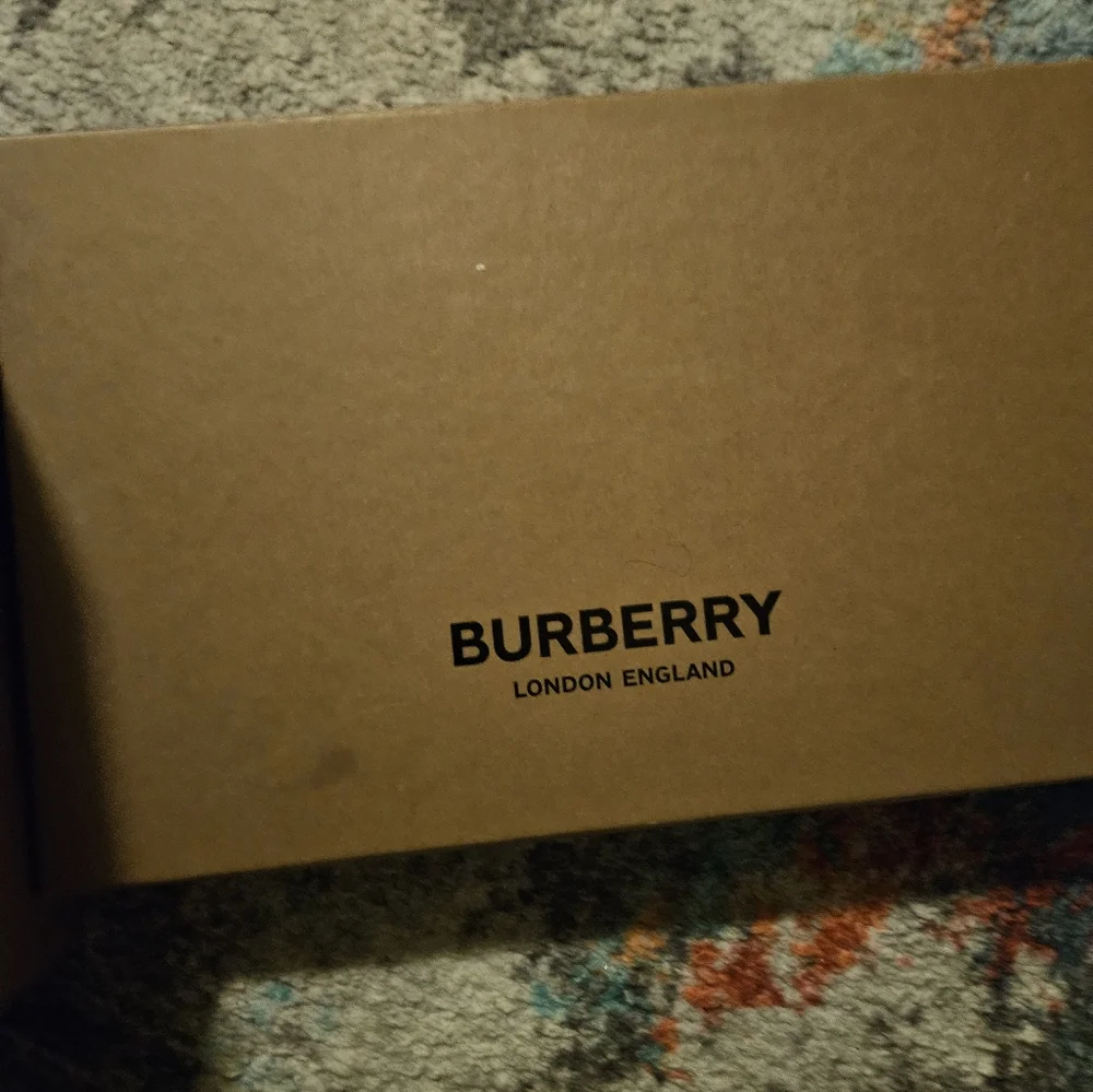 Burberry - Picture 2 of 9